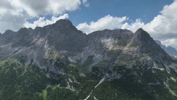 徒步旅行者和旅行者欣赏美丽的山景 因为他们在意大利的白云山散步 积极参加大自然活动的人的概念 — 图库视频影像