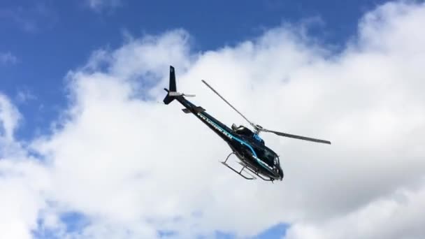 Helicopter Descends Steeply Picturesque Snow Capped Mountain Side — Stock Video