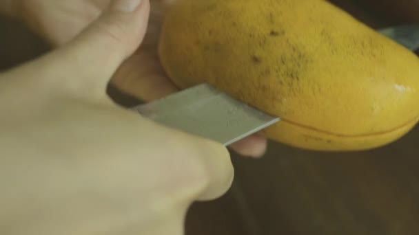 Olgun Mangoyu Kesen Ellerin Yakın Çekimi Olgun Sarı Mango Kesiyorum — Stok video