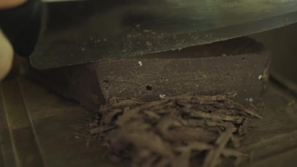 Close Tiro Barra Chocolate Cacau Escuro Picado Com Ajuda Faca — Vídeo de Stock