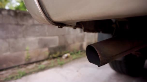 Κοντινό Πλάνο Των Αερίων Εξάτμισης Από Muffler Του Running Car — Αρχείο Βίντεο