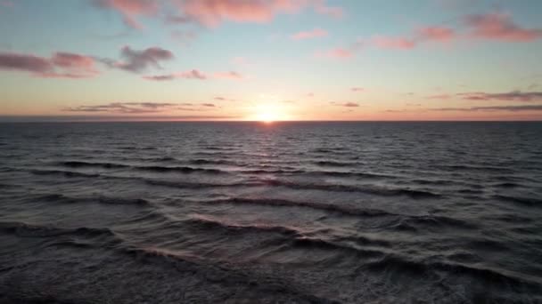 Beautiful Sunset Horizon Making Clouds Turn Red Large Waves Roll — Vídeo de Stock