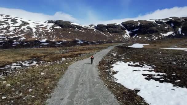 Aerial Follow Shot Cyclist Gravel Path Norway — Vídeos de Stock