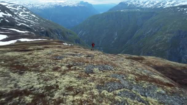 Norveç Voringsfoss Tepesinde Dikilen Yalnız Yetişkin Erkek Hava Görüntüsü Dolly — Stok video