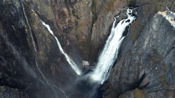 Aerial Overhead View Cascading Voringsfossen Waterfall Norway Pedestal Rising Tilt — ストック動画