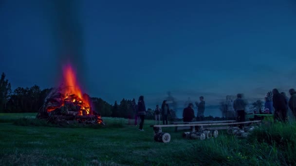 Midsummer Celebration Night Time Lapse Bonfire People Relax — Stockvideo