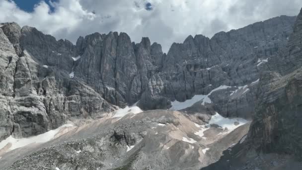Hikers Travelers Enjoying Beautiful Mountain Views Have Mountain Walk Dolomites — Vídeos de Stock