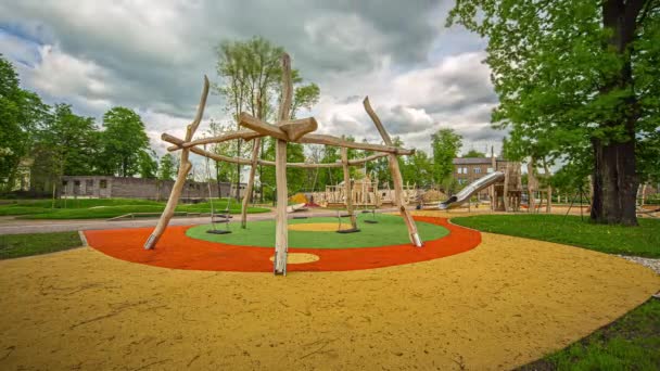 Современная Экологически Чистая Деревянная Площадка Детей Парке — стоковое видео