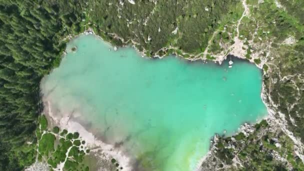 Hikers Travelers Enjoying Turquoise Lago Sorapiss Mountain Lake View Have — ストック動画