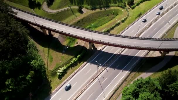 Aerial Ptaków Oka Strzał Samochodów Osobowych Ciężarowych Jazdy Autostradzie Słoneczny — Wideo stockowe