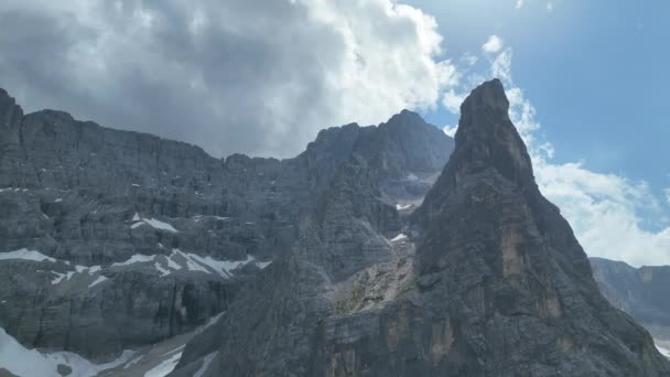 Escursionisti Viaggiatori Che Godono Splendida Vista Sulle Montagne Mentre Fanno — Video Stock