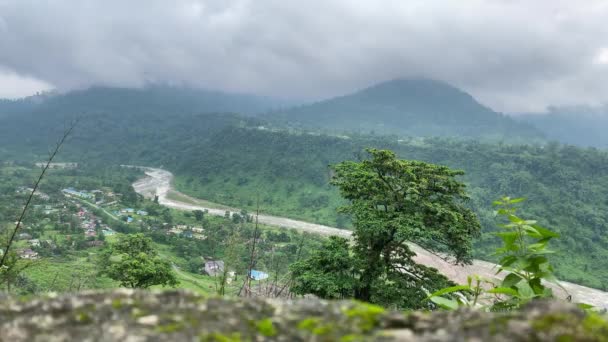 在印度西孟加拉邦的Jhalong Dooars 不丹边境的时间推移视频 宁静的风景和在不丹山区移动的云彩 — 图库视频影像