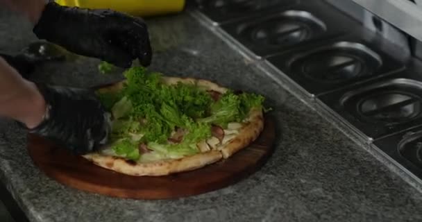 Kuchař Umístí Salátové Listy Pizzu — Stock video