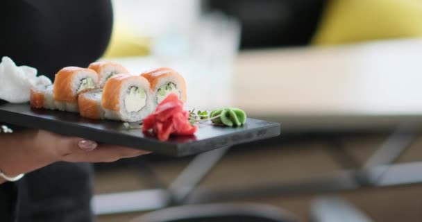 Der Kellner Trägt Sushi Auf Einem Tablett — Stockvideo