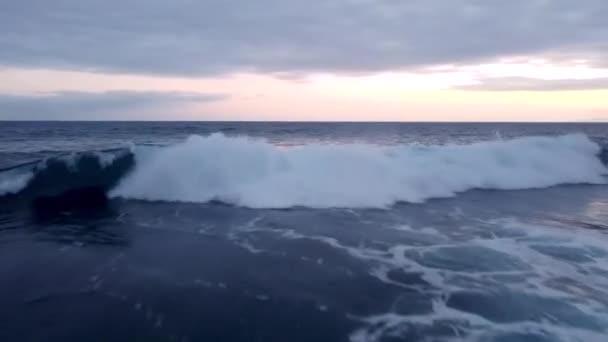 俯瞰海面的无人机在落日和大海的映衬下坠毁在前方 — 图库视频影像