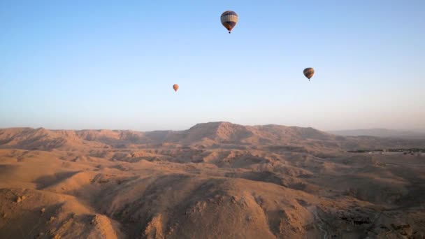 Hőlégballonok Repül Sivatagi Hegyek Alatt Napkelte Madár Kilátás Luxor Egyiptom — Stock videók