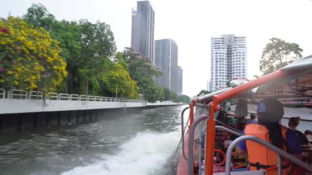 Navette Emblématique Bateau Bus Déplaçant Rapidement Sur Rivière Chao Phraya — Video
