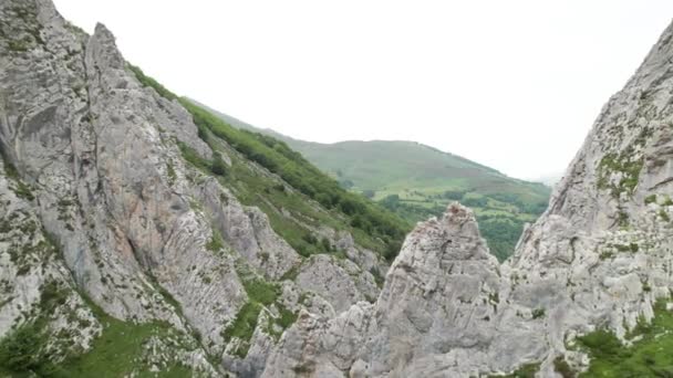 西班牙阿斯图里亚斯岩石山景观的空中景观 — 图库视频影像