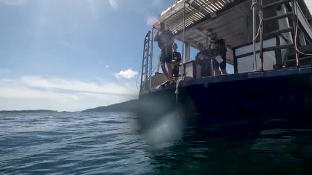 Static Shot Man Steps Boat Dive Ocean Beautiful View — Vídeo de stock