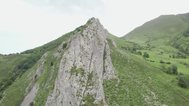 スペインのアストゥリアス州の緑の山と岩の谷 空中展望 フォーカス — ストック動画