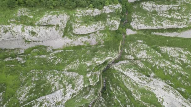 位于西班牙自然天堂阿斯图里亚斯绿色山区的Foces Del Pino路线 空中业务 — 图库视频影像