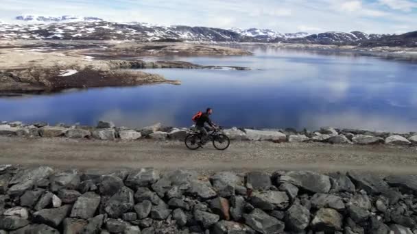 Aerial Follow Shot Male Cycling Sysen Dam Municipality Eidfjord Hordaland — Vídeo de stock