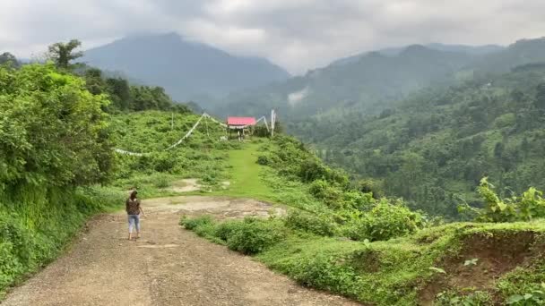 追忆快乐的印度少女走过山路 在印度拉瓦附近的平原上参观佛教或贡巴的传统坟墓 — 图库视频影像