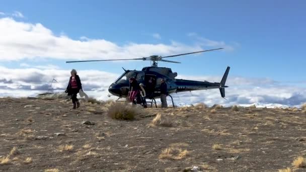 Tourists Exit Helicopter Snow Capped Peak Queenstown New Zealand — 비디오