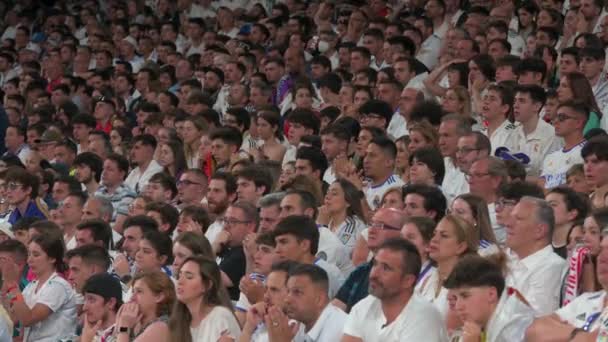 レアル マドリードのファンはスペイン マドリードのサンティアゴ ベルナベウ スタジアムで開催された2022年Uefaチャンピオンズリーグのリーグ決勝戦を大スクリーンで観戦 — ストック動画