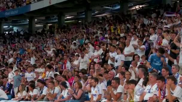 レアル マドリードのファンは2022年のUefaチャンピオンズリーグ決勝でのリバプールとレアル マドリードの勝利を祝い レアル マドリードのサンティアゴ ベルナベウ スタジアムで大スクリーンでライブを見た — ストック動画