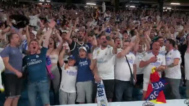 Фанати Реал Мадрида Святкують Перемогу Фіналі Ліги Чемпіонів 2022 Року — стокове відео
