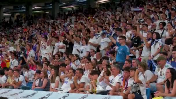 レアル マドリードのサポーターは2022年のUefaチャンピオンズリーグ決勝での勝利を祝い スペインのマドリードにあるサンティアゴ ベルナベウ スタジアムで大スクリーンでライブで観戦した — ストック動画