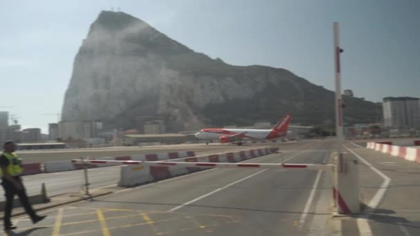 ジブラルタル空港から離陸するEasyjet飛行機 セキュリティ閉鎖道路 — ストック動画
