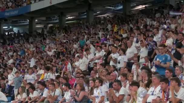レアル マドリードのファンは大きなスクリーンでライブを見ながらチームを元気づける2022年のUefaチャンピオンズリーグの決勝戦はスペイン マドリードのサンティアゴ ベルナベウ スタジアムで行われた — ストック動画