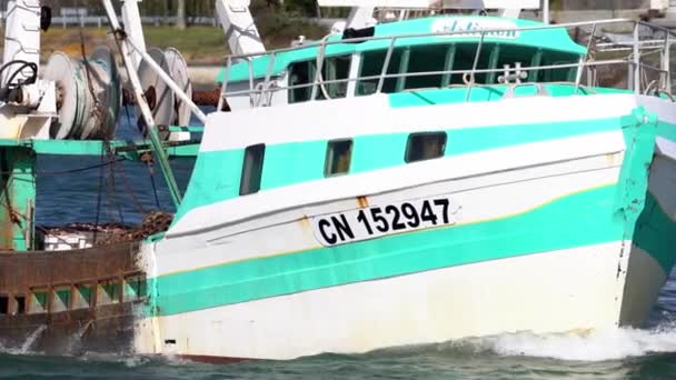 Ein Modernes Fischerboot Pecten Maximus Segelt Durch Die Heiteren Gewässer — Stockvideo