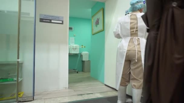 Caucasian Woman Enters Booth Get Covid Tested Bangkok Hospital — Stockvideo