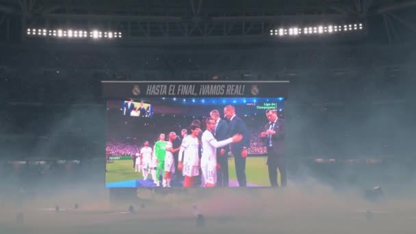 サンティアゴ ベルナベウのスタジアムに設置された大型スクリーンでは 2022年のUefaチャンピオンズリーグ決勝でリバプールとレアル マドリードの試合に勝利した後 サッカー選手ガレス ベイルがメダルを獲得した — ストック動画