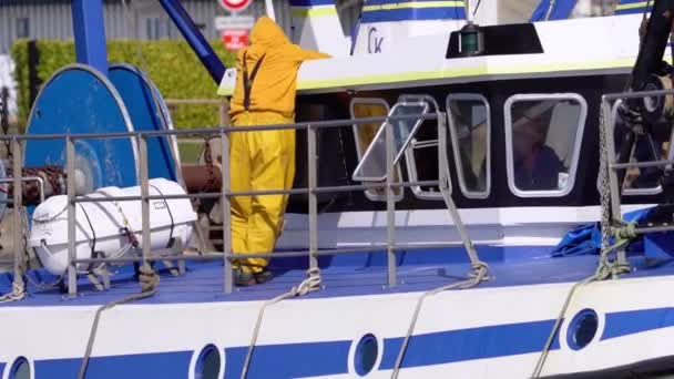 Cruising Scallop Vissersboot Overdag Honfleur Frankrijk Tracking Shot — Stockvideo