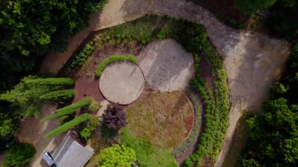 法国南部有小径的别墅花园 空中俯瞰上升的镜头 — 图库视频影像