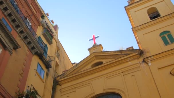 查看意大利那不勒斯圣三一西班牙教堂令人震惊的立面 十字架和装饰品 — 图库视频影像