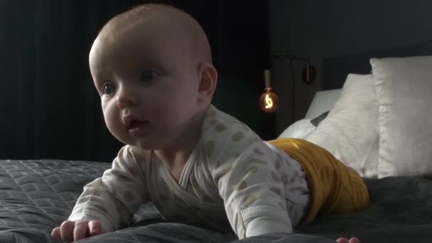 Geïsoleerde Schattige Kaukasische Baby Zwarte Deken Donkere Slaapkamer Staring Close — Stockvideo