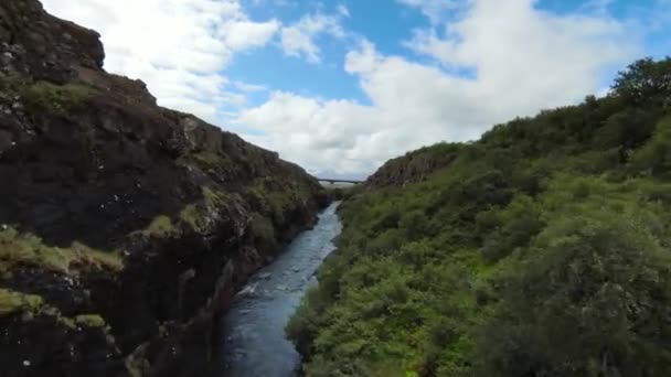 Ijsland Fpv Rivier Brug — Stockvideo