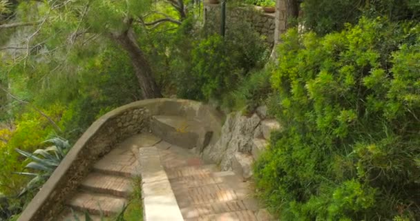 Schody Vedoucí Arco Naturale Středověkou Architekturou Evropského Stylu Zelenou Zahradou — Stock video