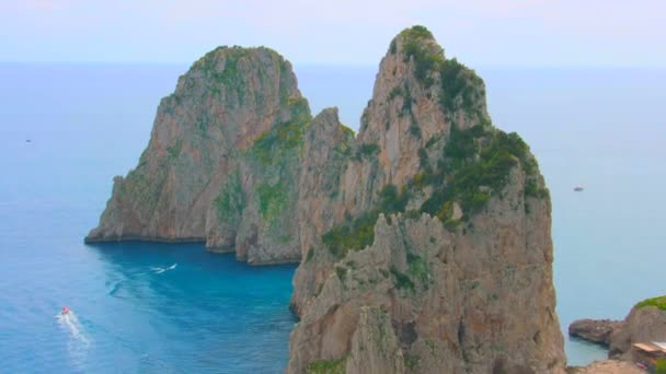 Vistas Impresionantes Rocas Faraglioni Costa Mar Con Agua Azul Barcos — Vídeo de stock