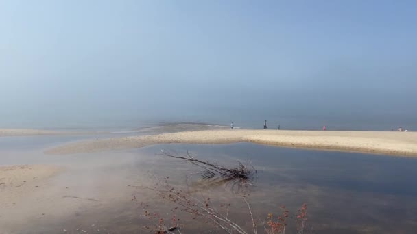 矿工海滩雾日与人在海滩湖畔漫步的照片岩石 — 图库视频影像