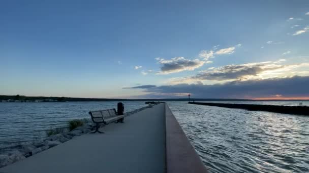 Beautiful Sunset Panning Lake Orange Sun Blue Water Cloudy Evening — Vídeos de Stock