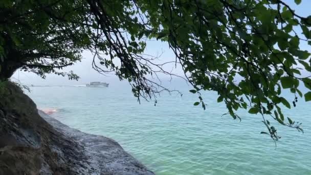 带着树木和岩石的游轮在蓝水海岸上航行密歇根州图片岩国家湖畔苏必利尔湖 — 图库视频影像