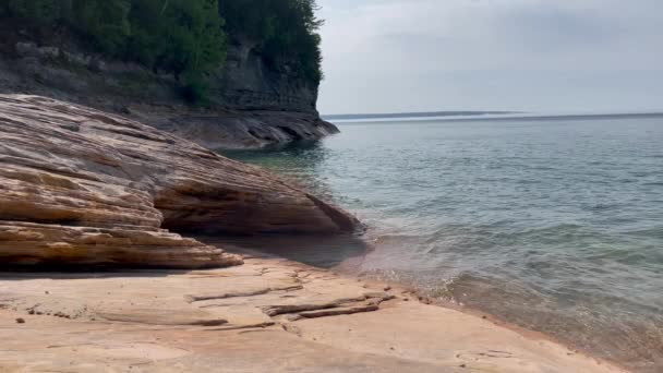 在有树木和悬崖海岸线的国家湖滨岩石上 波浪翻滚在大岩石上形成 — 图库视频影像