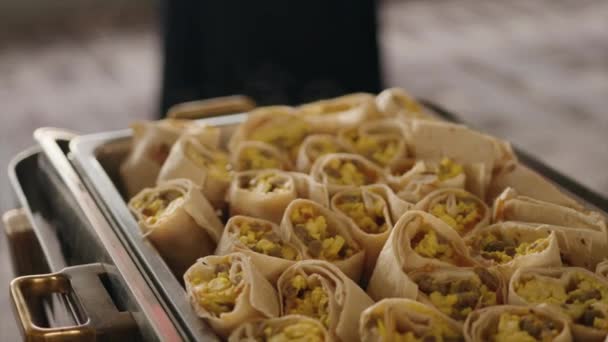 Dampende Warme Schotel Van Ontbijt Burrito Metal Dish — Stockvideo