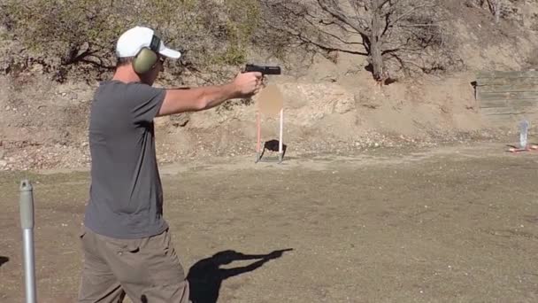 Чоловік Стріляє Пострілів Самозарядного Пістолета Полігоні — стокове відео